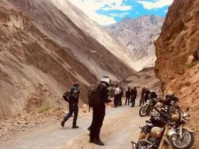 Route à moto Royal Enfield de Lamayuru à Temisgam, naviguant à travers des routes de montagne pittoresques et des villages charmants de Ladakh.